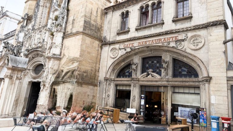 Façade du Café Santa Cruz à Coimbra, installé dans l’ancienne église de São João de Santa Cruz près du monastère de Santa Cruz