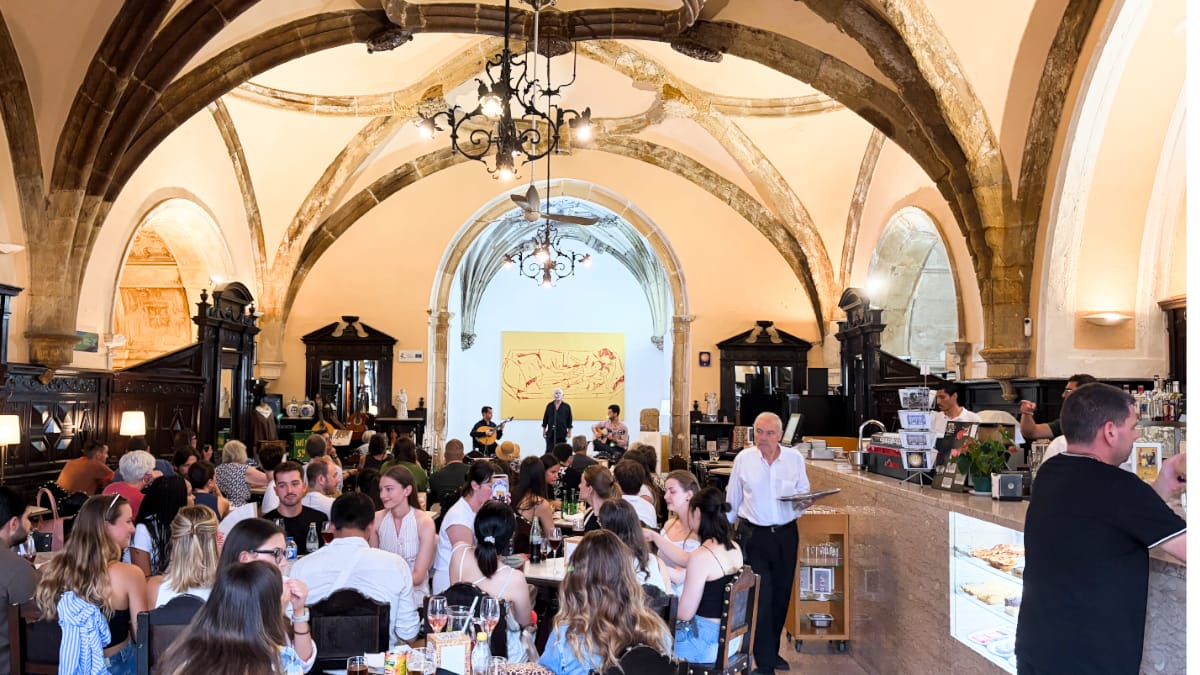 Salle du Café Santa Cruz à Coimbra sous les voûtes historiques, lors d’un concert de fado